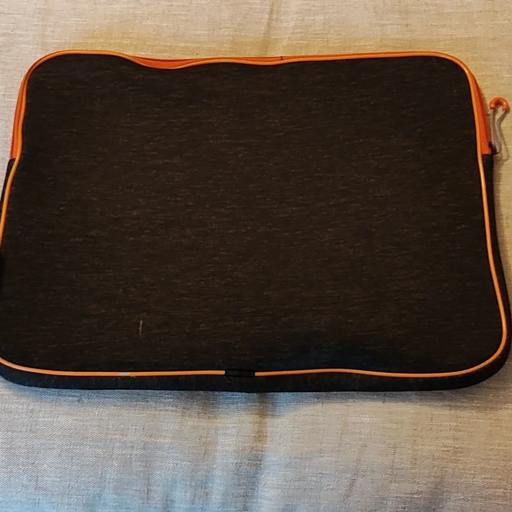 COMPUTER PROTECTOR SLEEVE FOLD